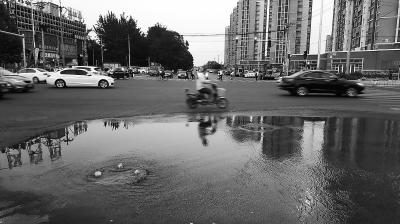 北京一条马路上冒臭水夏天味大冬天冰滑