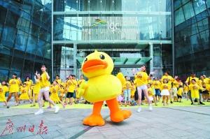 全球最高巨型小黄鸭来广州近百小黄鸭引围观