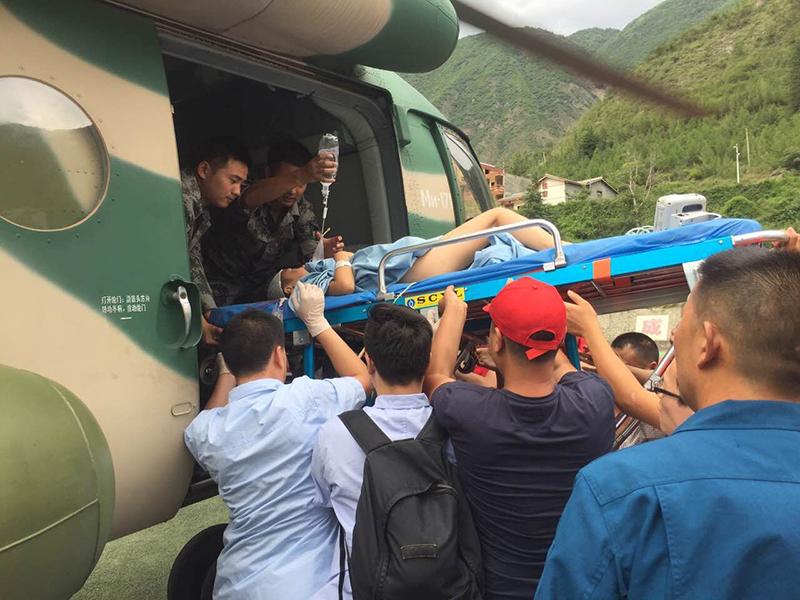 四川九寨沟县地震首批重伤者飞往成都接受治疗