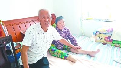 68岁老人被赞“万能志愿者”守护病妻30多年
