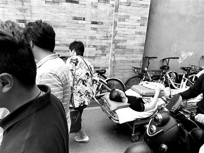 北京积水潭医院门口遭共享单车围堵 救护车出行受阻