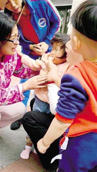 2岁女童奶糖卡喉护士伸手紧急施救被咬出血称值