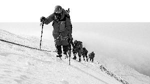 69岁无腿勇士成功登顶珠峰 圆梦后劝登山爱好者不要贸然模仿