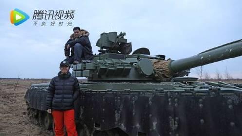 张昕宇驾坦克T80玩漂移 腾讯视频《我们的侣行2》探访俄罗斯打捞二战历史