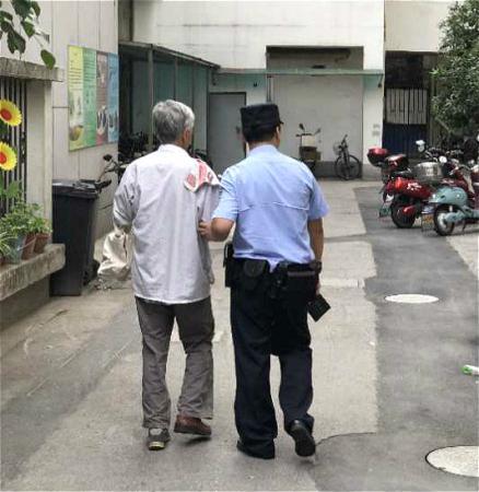 清晨街头，这位耄耋老人为何穿着一双不一样的鞋