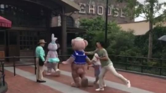 上海迪士尼“雪莉玫”被打头 游客因不当行为被禁入园6个月