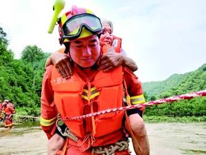 直升机出动 转移密云被困村民