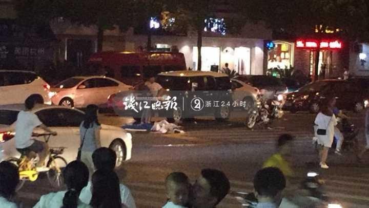杭州一轿车撞倒十余人 10人左右受伤2人伤势严重