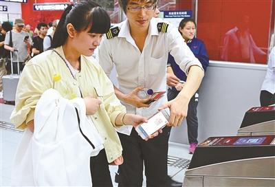 北京地铁站将配充电宝供乘客“救急”