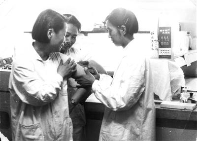 中国的第一支乙肝疫苗 是她们用自己的身体“试”出来的