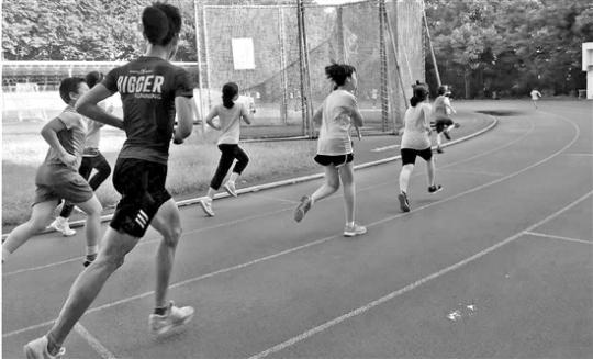 杭州有家跑步学院 一群小学生顶着高温花钱学跑步
