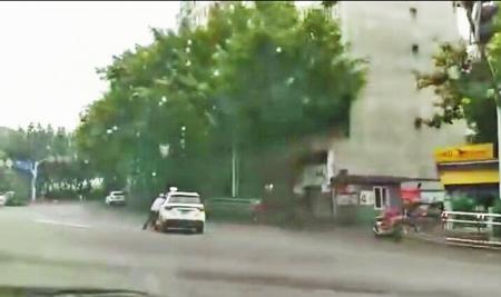 泸州街头驾驶员无证闯关 拖行两名交警狂奔数百米