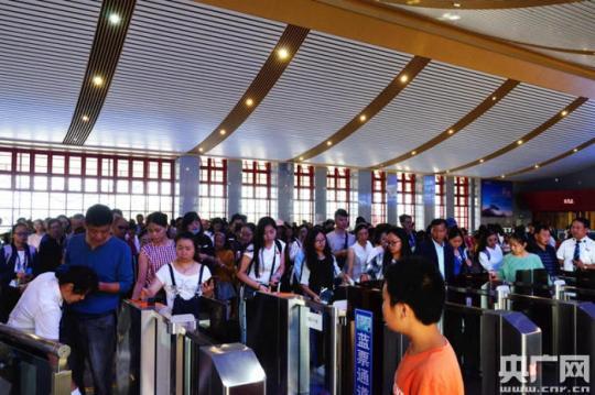 云南：近60万人乘高铁参加彝族火把节