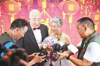 北京安贞10对金婚老人补拍婚纱照