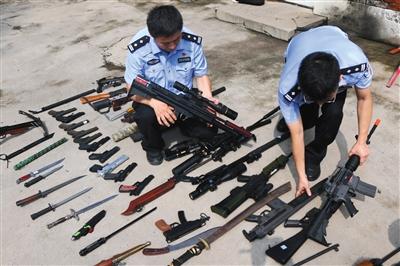 北京警方收缴非法枪支 群众主动上交184支