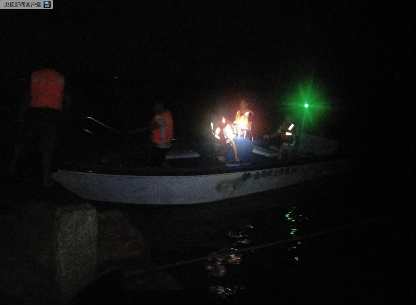 珠江口海域一货船倾覆 10名船员全部获救