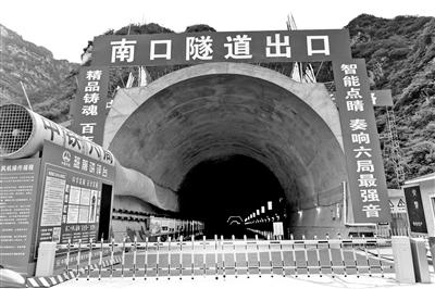 京张高铁北京段首条隧道贯通