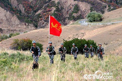 阿拉马力边防连官兵巡逻 (王小英/摄)