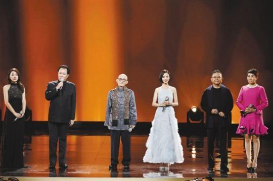 中国电视金鹰奖颁奖 迪丽热巴成为首位 “90后”获奖者