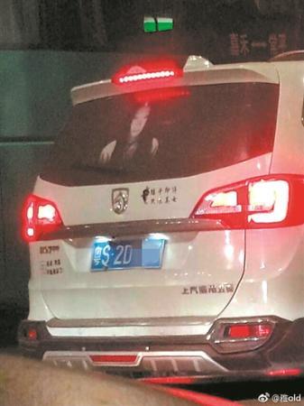广州司机车窗贴“鬼影” 路人受惊“报了警”