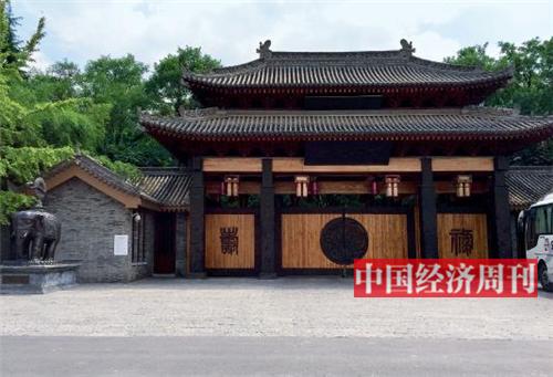p22-9 月11 日，别墅项目西安院子(一期)的一扇大门。《中国经济周刊》记者 胡巍 摄
