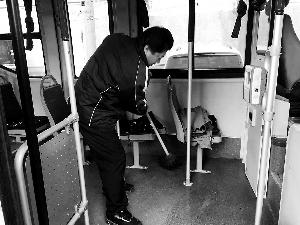 北京一公交被赞“流动的四合院”  司机：乘客如家人