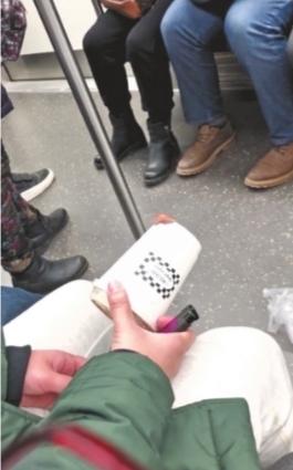 地铁4号线上车厢内有人竟点燃纸杯