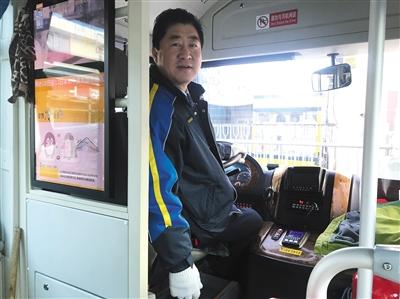 公交司机开车30年几乎未发生大冲突 乘客盼他别退休
