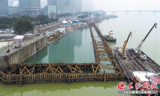 　　据预计，湘江东岸防洪综合改造工程涉水部分将于今年汛期前完成，后续非涉水部分及景观亮化等附属工程在2020年4月前完成。