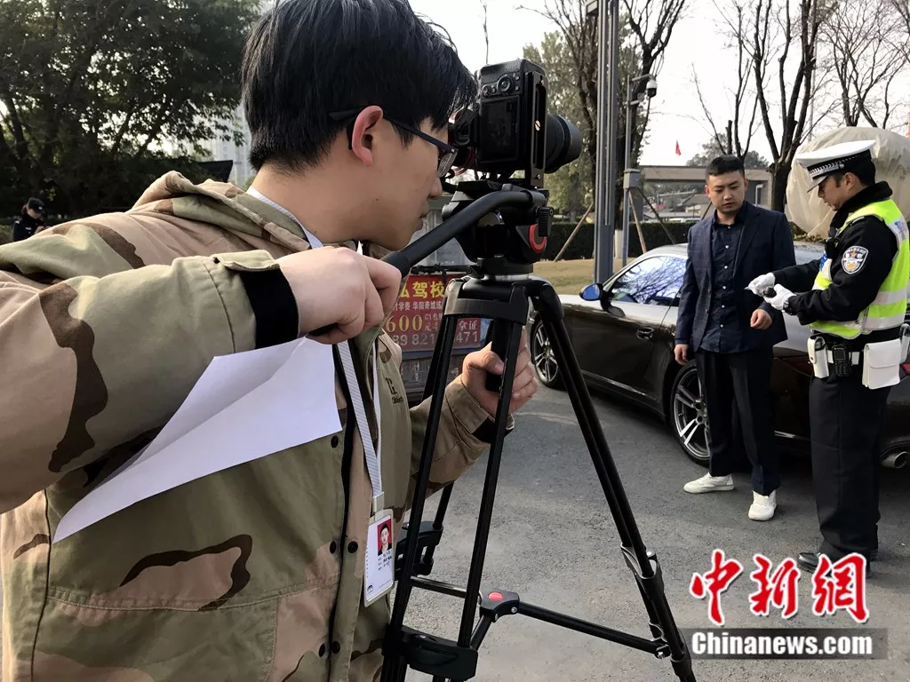 被气到掐人中自救 成都“戏精”民警真是挺拼的