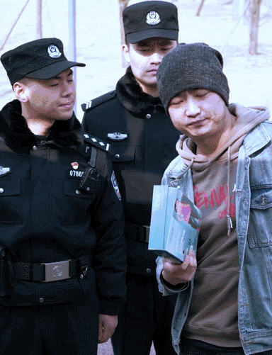 被气到掐人中自救 成都“戏精”民警真是挺拼的