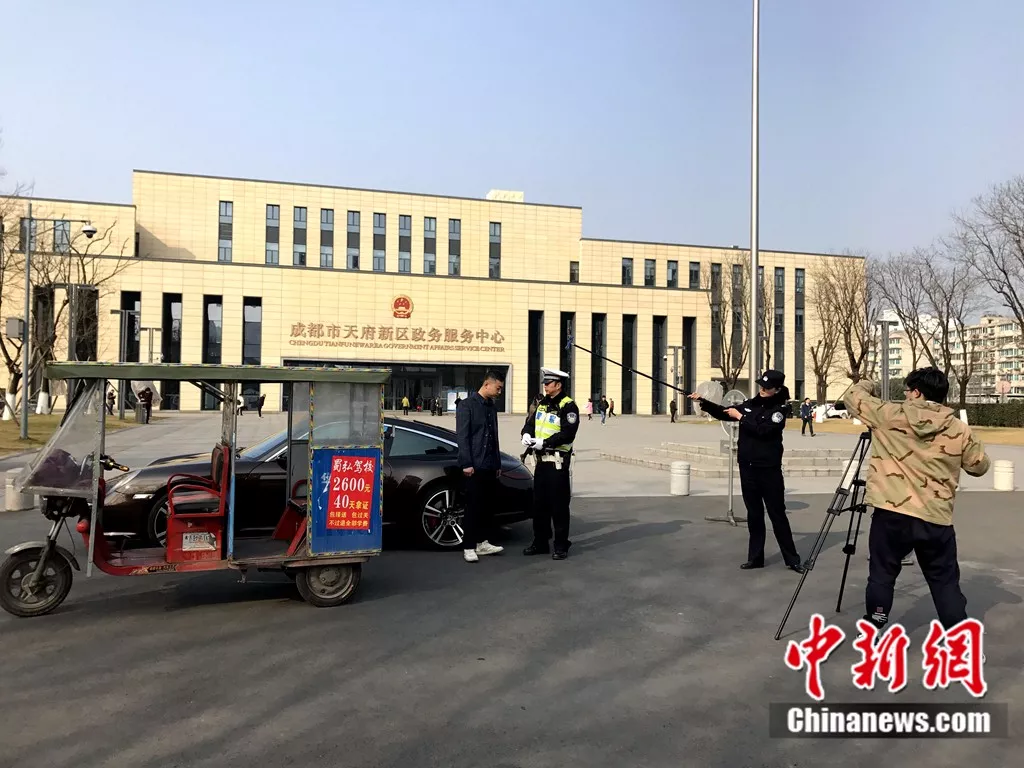 被气到掐人中自救 成都“戏精”民警真是挺拼的