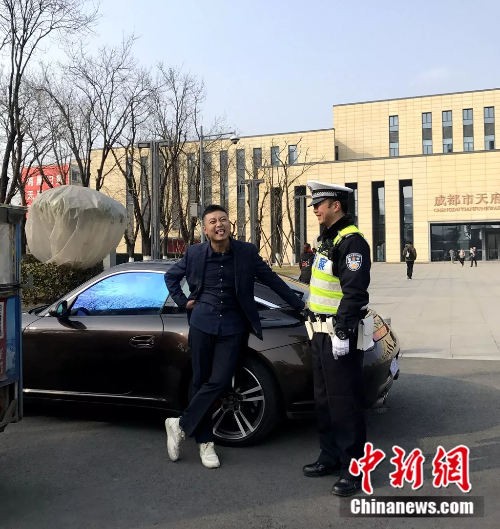 被气到掐人中自救 成都“戏精”民警真是挺拼的
