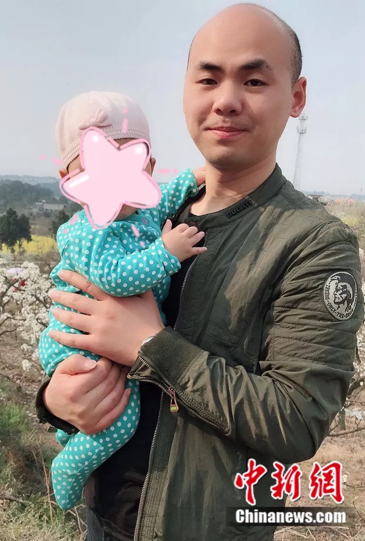 被气到掐人中自救 成都“戏精”民警真是挺拼的