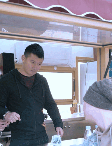 被气到掐人中自救 成都“戏精”民警真是挺拼的