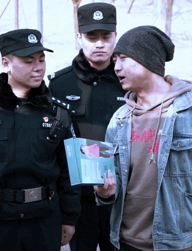 被气到掐人中自救 成都“戏精”民警真是挺拼的