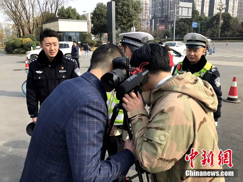 被气到掐人中自救 成都“戏精”民警真是挺拼的