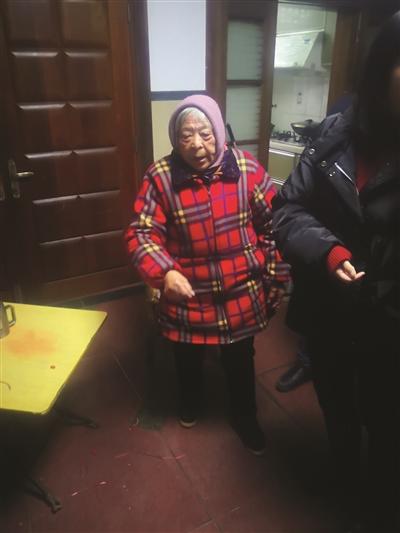 91岁老太捡到上万元 拿着身份证一直寻到失主家