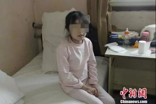 患“孤儿病”十年 这个小女孩说她还想回学校