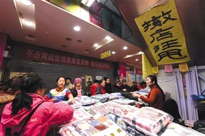 北京五道口服装市场今日闭店 市民闻讯来扫货
