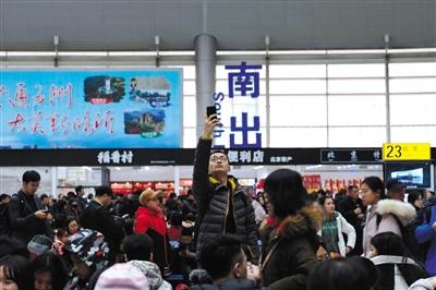 北京三大站今日迎节前客流最高峰 预计62万人次离京