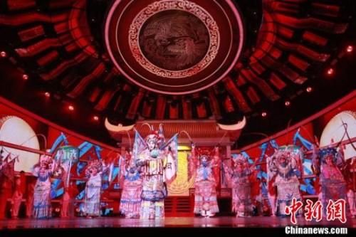 “四海同春”2019全球华侨华人春节大联欢录制现场的戏曲表演。