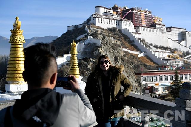 新春走基层：外国游客在西藏感受浓浓新春