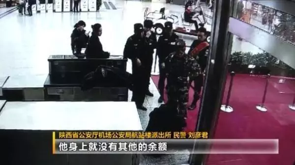 5年没有回过家却误了机 小战士在机场流泪