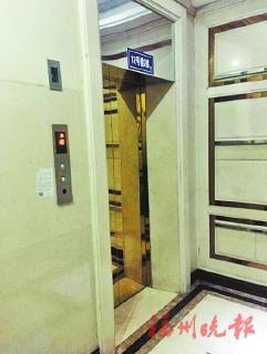 电梯21楼下滑至负1楼 维保公司称电梯进入自救模式