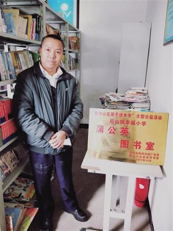贵州的哥向乘客“讨书”7年 共捐赠图书13万本