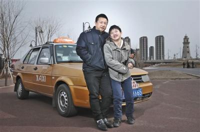 哈尔滨的哥带脑瘫女儿跑车 十年来风雨无阻