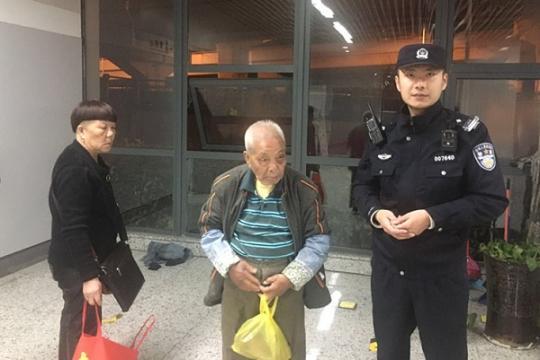 老人地铁内徘徊大小便失禁 民警帮他找到家人