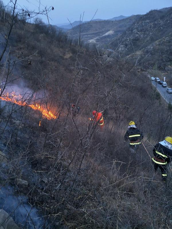 疑因村民烧秸秆引发山火 河南两名护林员在扑火时牺牲