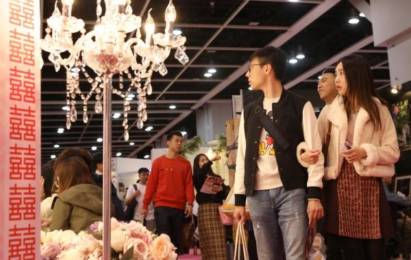 香港会展中心举行第94届香港结婚节暨情人节婚纱展。新华社图